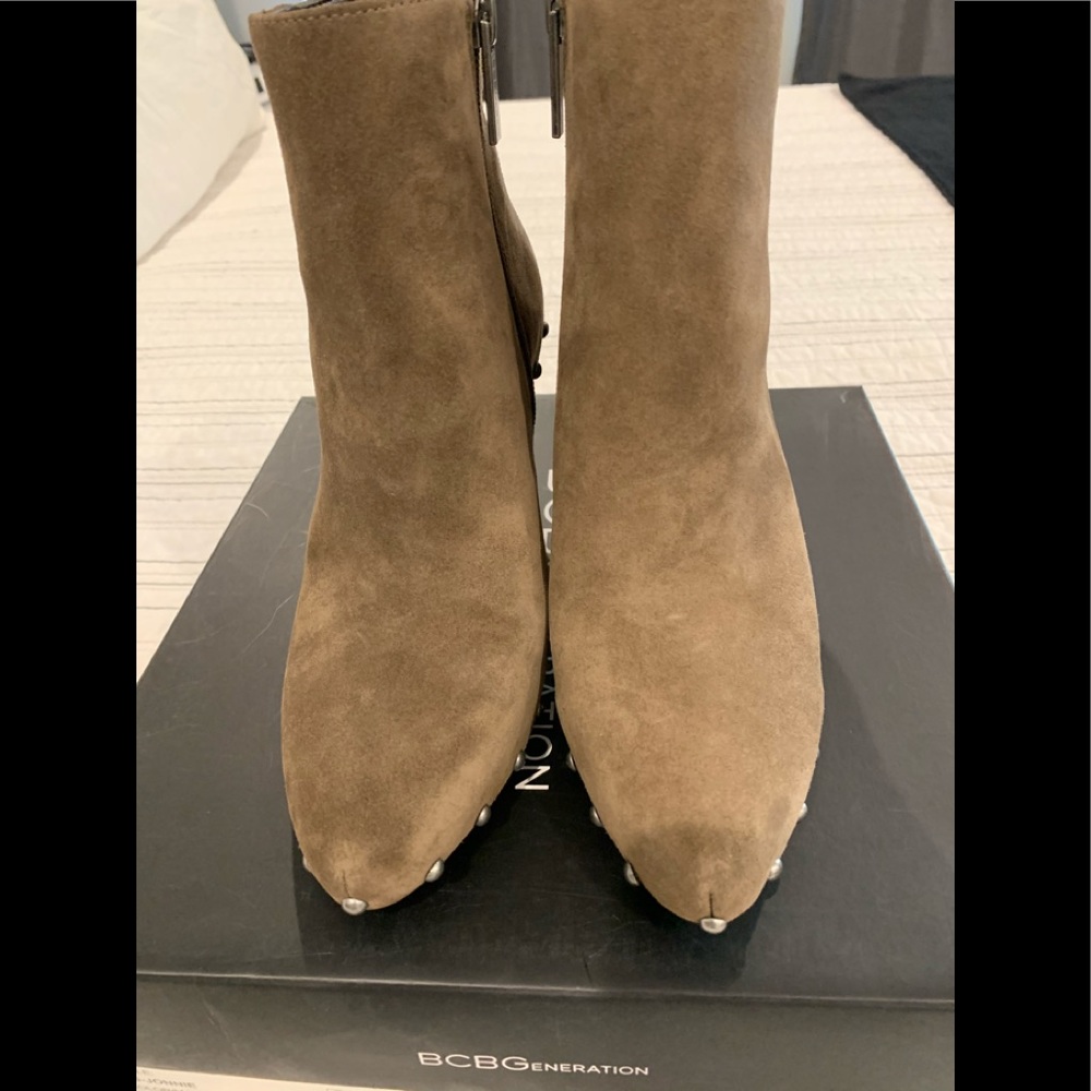 Jonnie NIB BG Booties 7 #1026